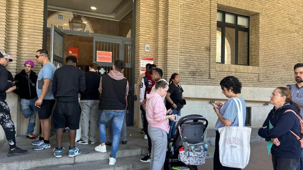 Filas a las puertas del Ayuntamiento de Zaragoza.