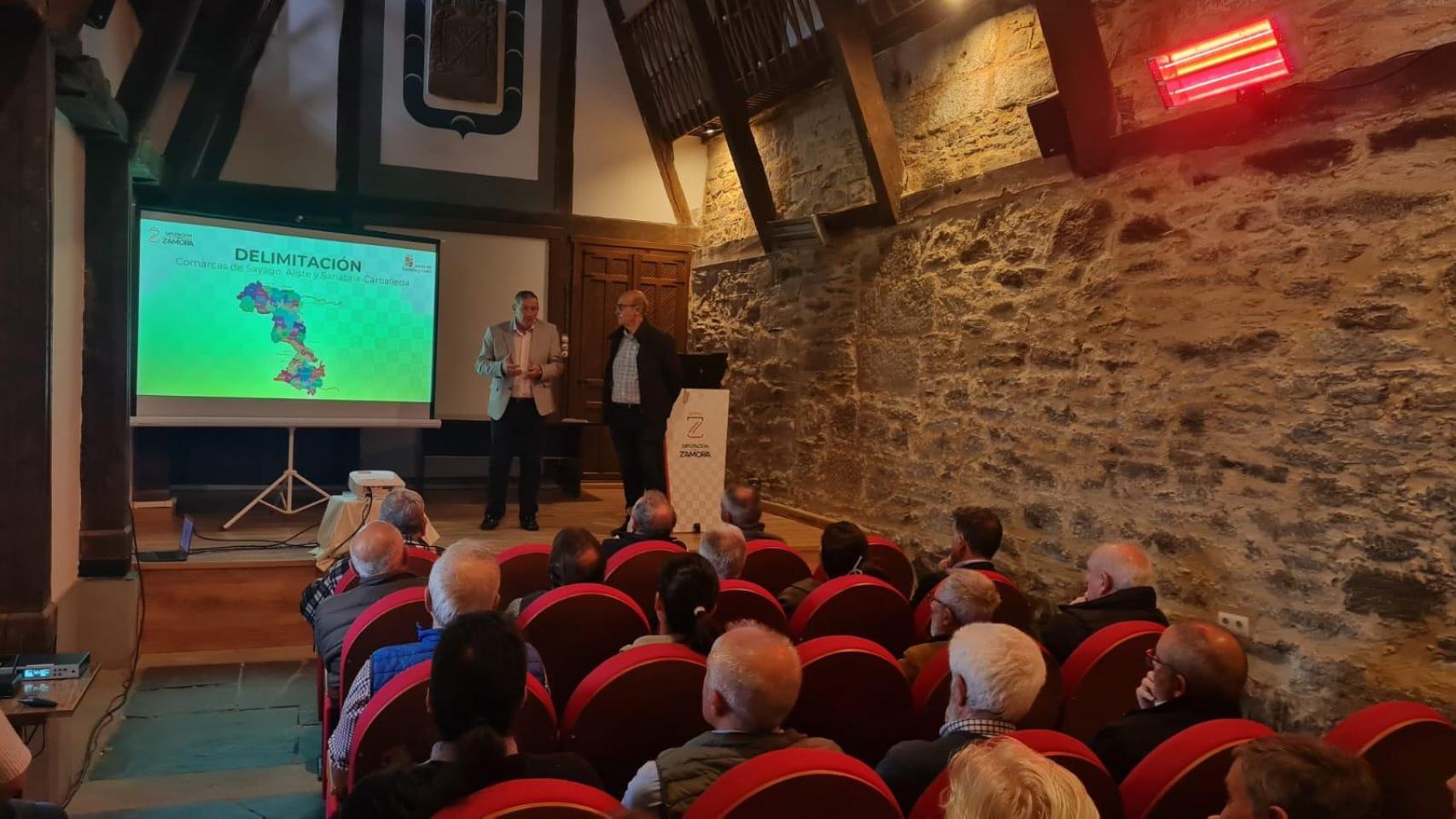 Javier Faúndez presentando en Sanabria el plan de 4 millones para La Raya de Zamora.