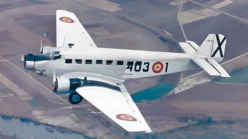El Junkers Ju 52 en vuelo es un icónico avión de transporte alemán de los años 30.