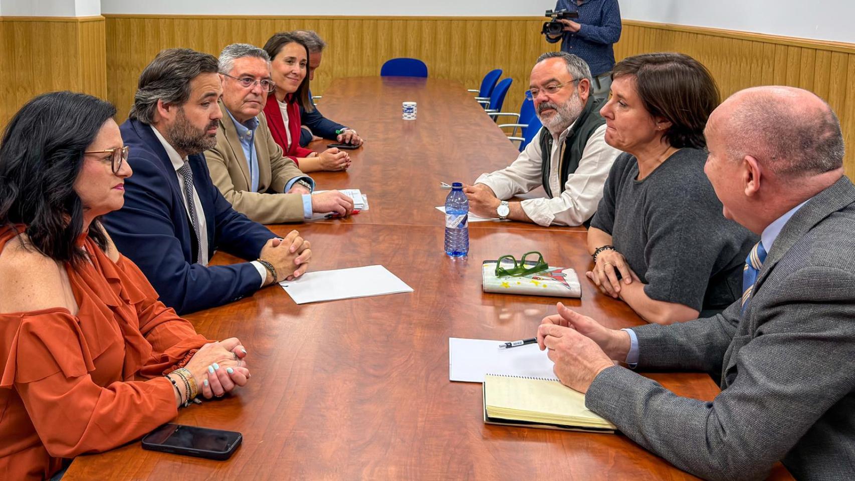 Reunión de trabajo entre responsables del PP de Castilla-La Mancha y de la DO Valdepeñas.