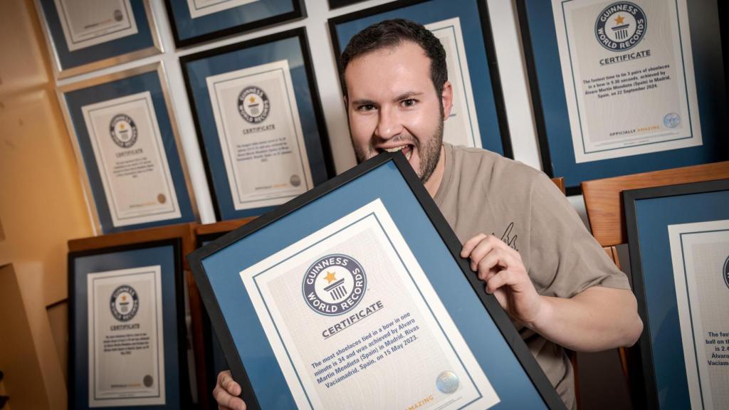 Álvaro Martín junto a sus Récords Guinness