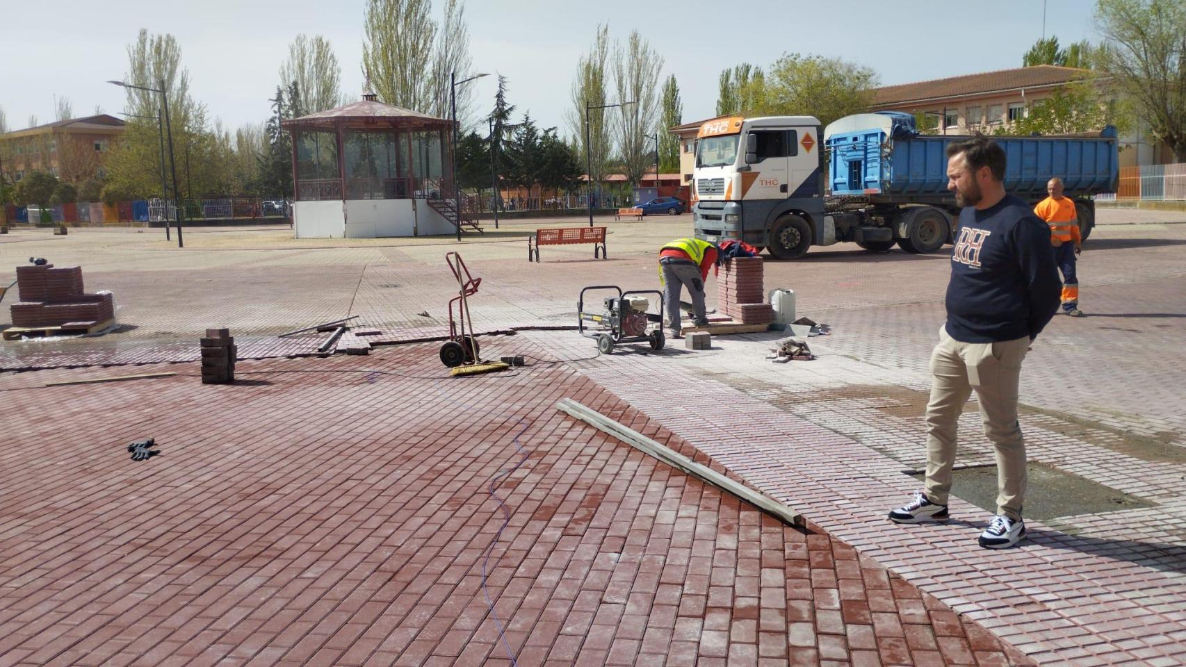 El concejal Norberto Flores supervisa el acondicionamiento de la entrada del pabellón 'Fay' y la plaza Tierno Galván.