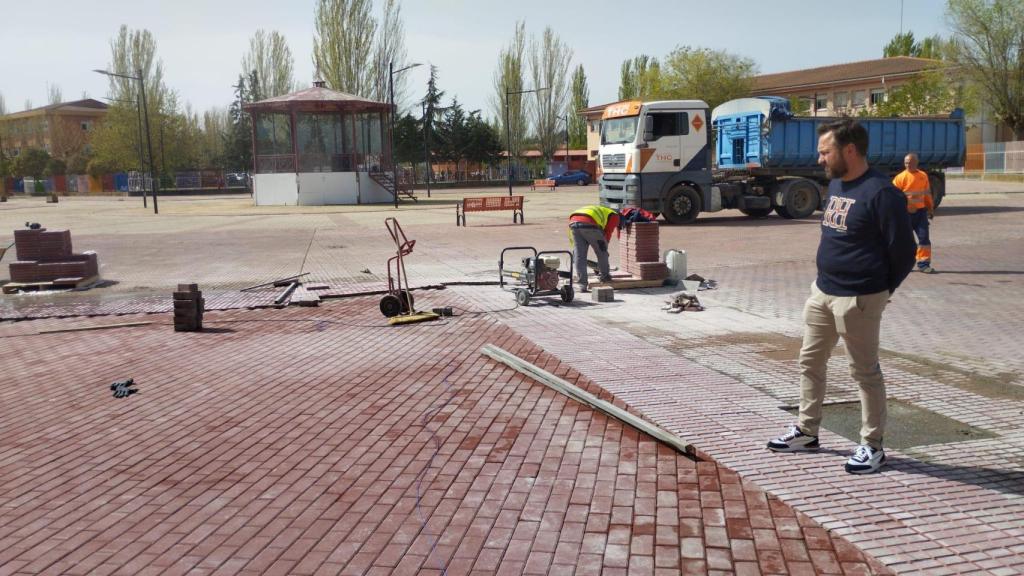 El concejal Norberto Flores supervisa el acondicionamiento de la entrada del pabellón 'Fay' y la plaza Tierno Galván.