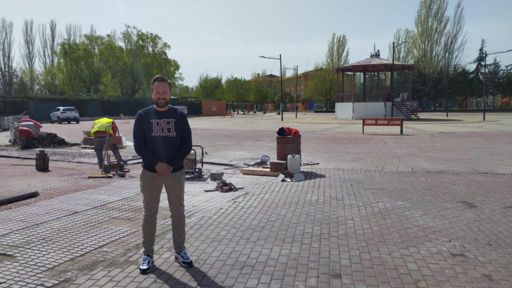 El concejal Norberto Flores, al fondo el avance de las obras.
