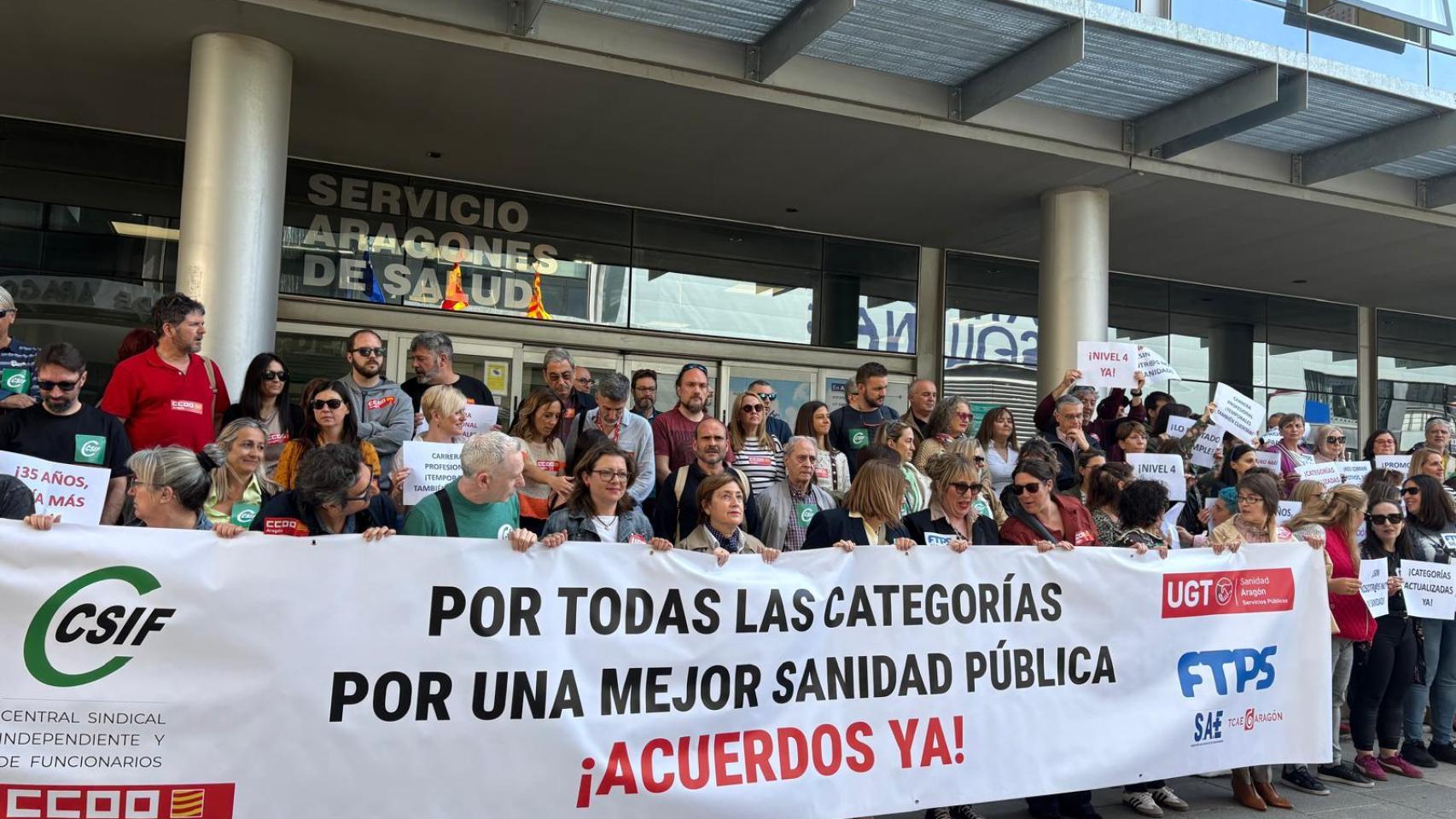 Concentración de los sindicatos CSIF, CCOO, UGT y FTPS frente al departamento de Sanidad