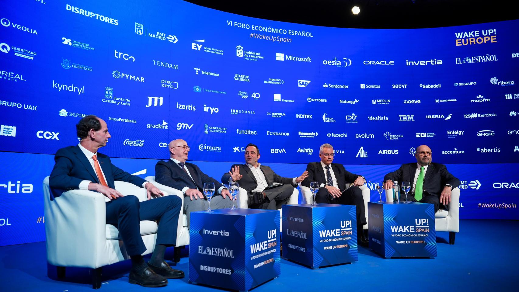Andrés Marín, director general de Fred Olsen Express; Pedro Suárez, presidente de la Autoridad Portuaria de Santa Cruz de Tenerife;  Eduardo Ortega Socorro, redactor jefe de EL ESPAÑOL-Invertia; Javier Climent, director general de Boluda Shipping; y Santiago Guerra, coordinador general de Binter durante Wake Up, Spain! Wake Up, Europe!, que organizan EL ESPAÑOL, Invertia y Disruptores.