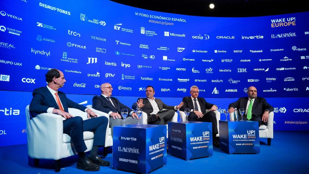Andrés Marín, director general de Fred Olsen Express; Pedro Suárez, presidente de la Autoridad Portuaria de Santa Cruz de Tenerife;  Eduardo Ortega Socorro, redactor jefe de EL ESPAÑOL-Invertia; Javier Climent, director general de Boluda Shipping; y Santiago Guerra, coordinador general de Binter durante Wake Up, Spain! Wake Up, Europe!, que organizan EL ESPAÑOL, Invertia y Disruptores.