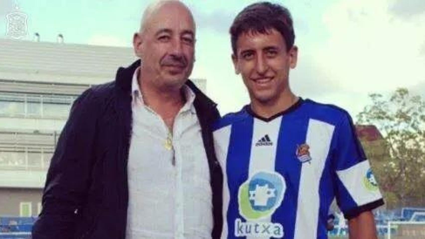 Mikel Oyarzabal, junto con su padre Ernesto.