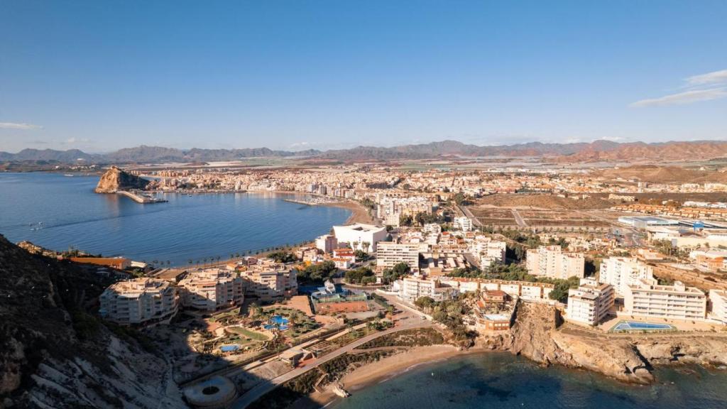 Vista aérea de la ciudad costera española de Águilas.