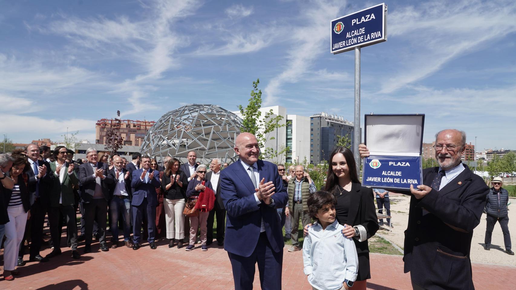 El alcalde de Valladolid, Jesús Julio Carnero, inaugura la plaza León de la Riva junto al exalcalde, en la Ciudad de la Comunicación.