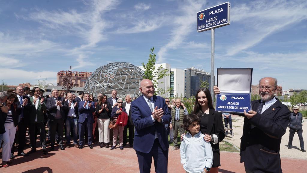 El alcalde de Valladolid, Jesús Julio Carnero, inaugura la plaza León de la Riva junto al exalcalde, en la Ciudad de la Comunicación.