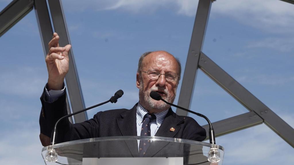 Javier León de la Riva durante la inauguración de la plaza en homenaje a sus 20 años de mandato como alcalde de Valladolid
