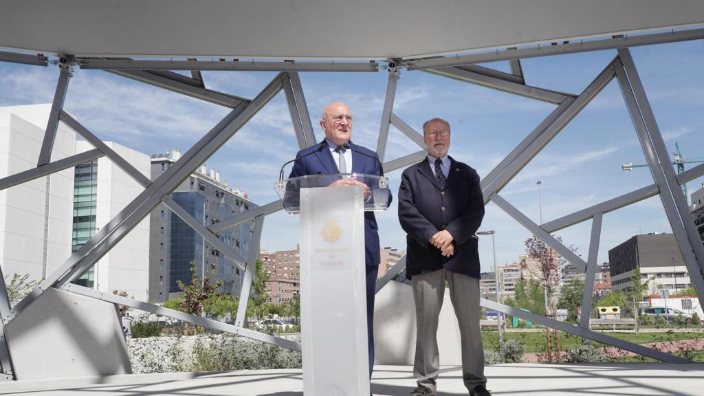 Jesús Julio Carnero durante la inauguración de la plaza Alcalde Javier León de la Riva, acompañado del mismo, en la Ciudad de la Comunicación