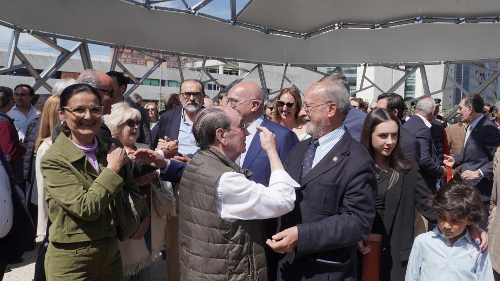 Representantes institucionales y sociales, excompañeros, exfuncionarios y familia han acompañado a León de la Riva en la inauguración de su plaza
