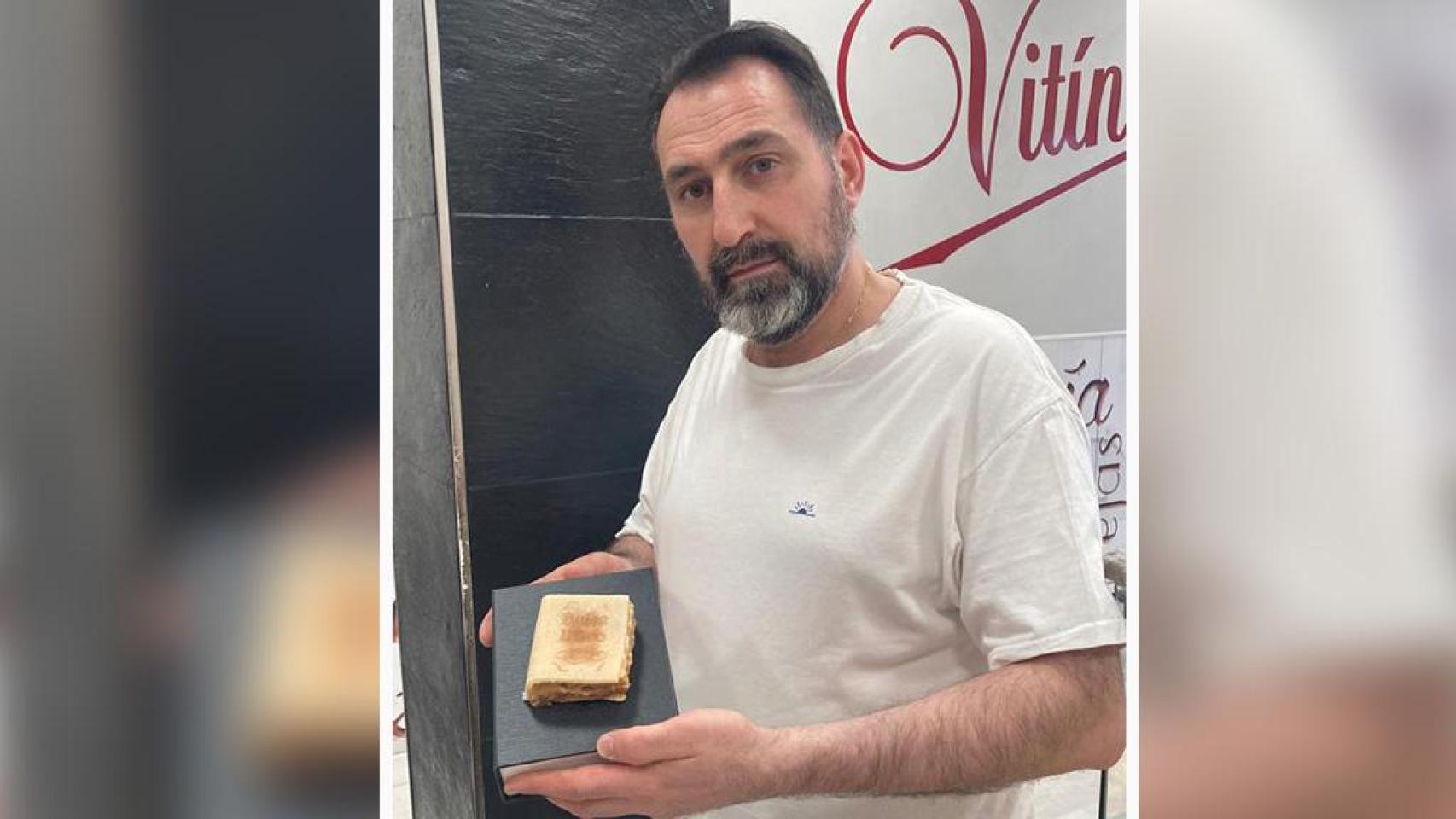 Rafael Mesonero con el Dulce Libro.