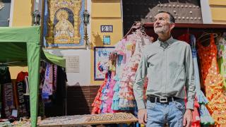 El candidato de Por Andalucía, Antonio Maíllo, posa antes de la entrevista a EL ESPAÑOL en el 'Jueves', mercadillo de la calle Feria.