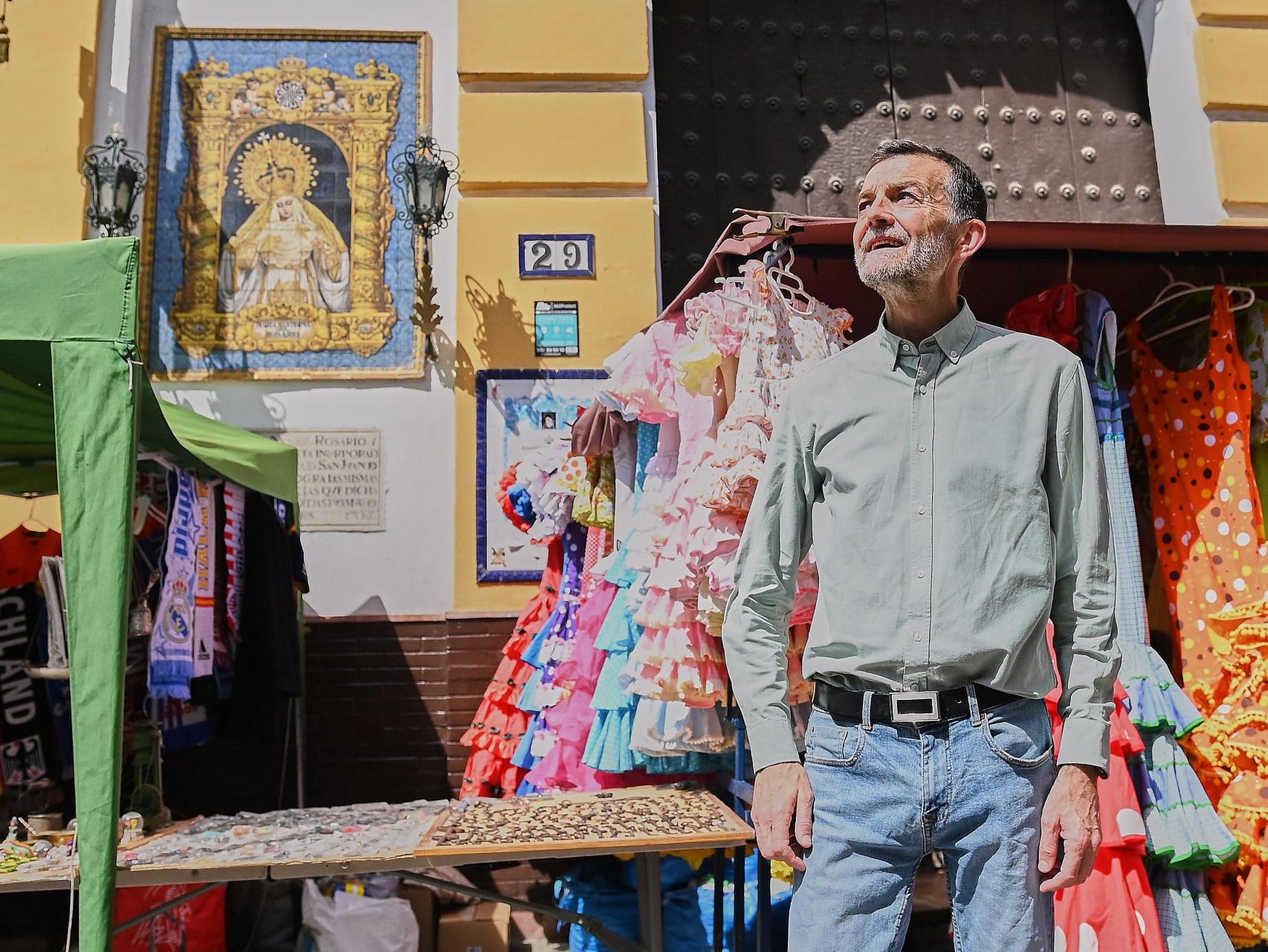 El candidato de Por Andalucía, Antonio Maíllo, posa antes de la entrevista a EL ESPAÑOL en el 'Jueves', mercadillo de la calle Feria.