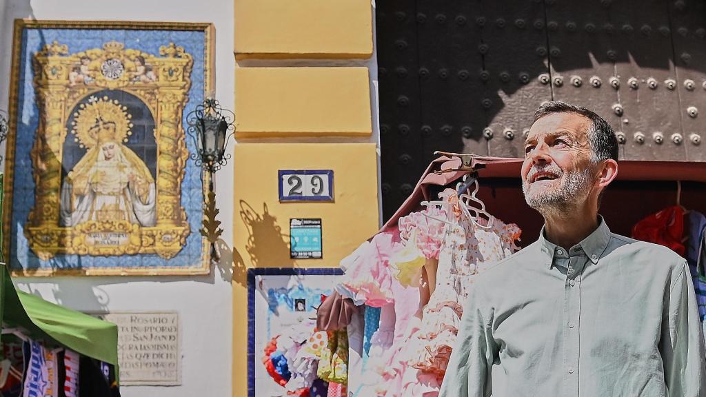 El candidato de Por Andalucía, Antonio Maíllo, posa antes de la entrevista a EL ESPAÑOL en el 'Jueves', mercadillo de la calle Feria.