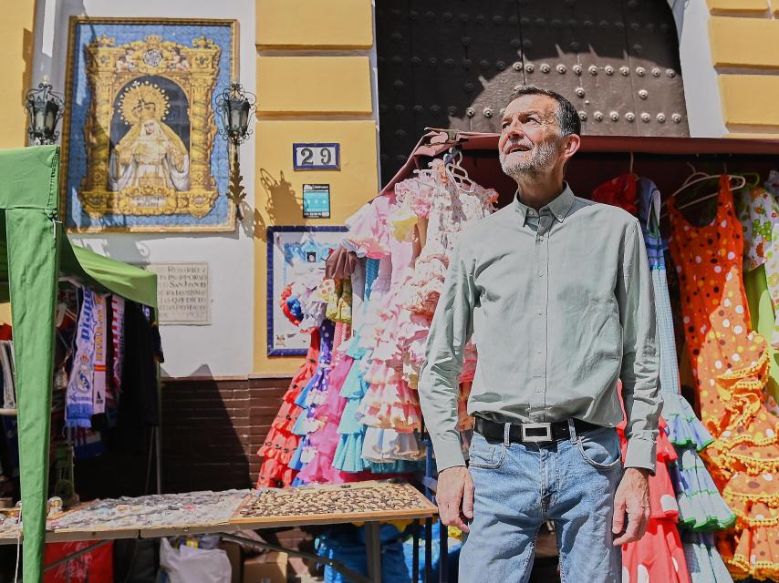 El candidato de Por Andalucía, Antonio Maíllo, posa antes de la entrevista a EL ESPAÑOL en el 'Jueves', mercadillo de la calle Feria.