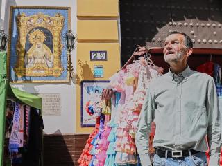 El candidato de Por Andalucía, Antonio Maíllo, posa antes de la entrevista a EL ESPAÑOL en el 'Jueves', mercadillo de la calle Feria.