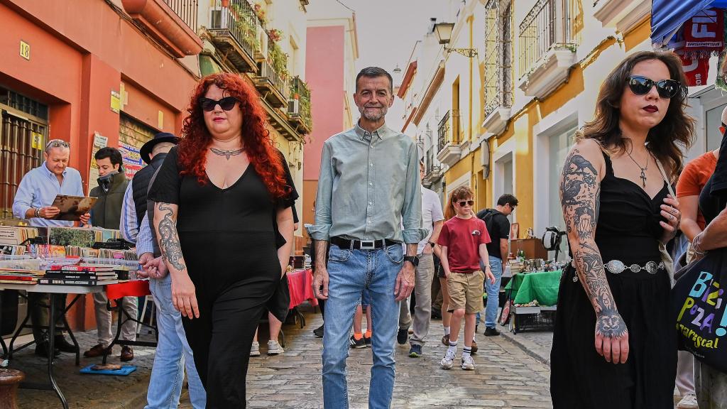 El candidato de Por Andalucía, Antonio Maíllo, posa antes de la entrevista a EL ESPAÑOL en 'El Jueves', mercadillo de la calle Feria.