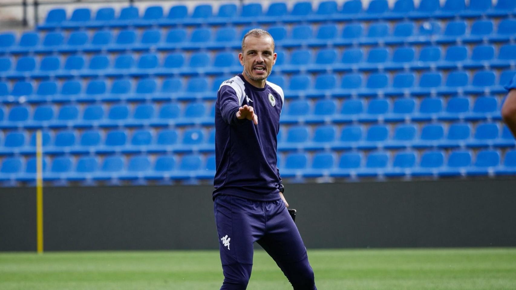 Beto Company dirigiendo un entrenamiento.
