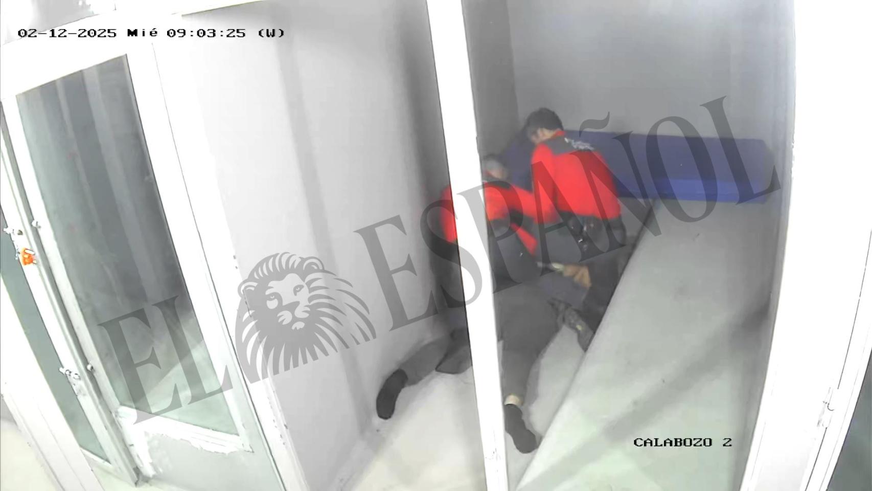 Momento en que dos policías forales golpean y zarandean a un detenido en la comisaría de Tudela.
