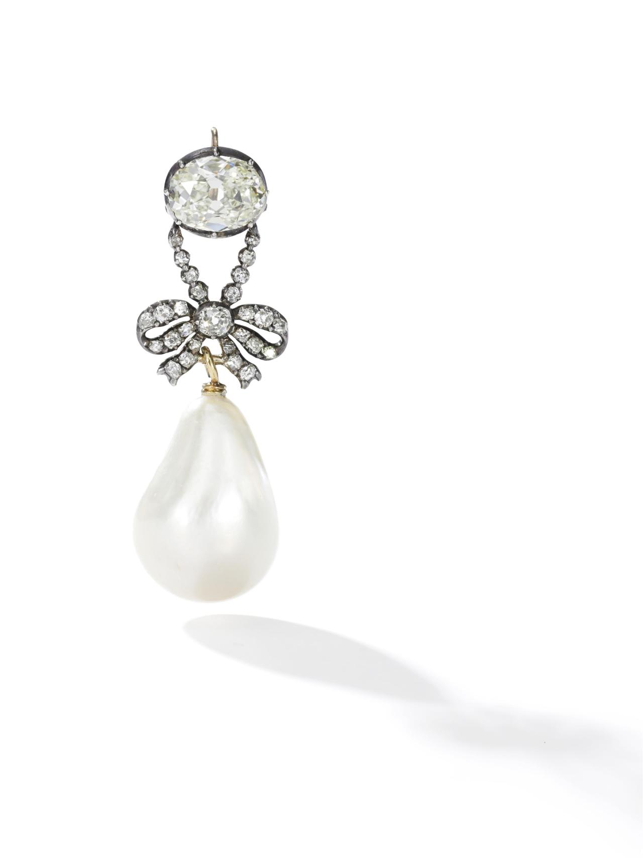 Un colgante de diamantes y perlas naturales.