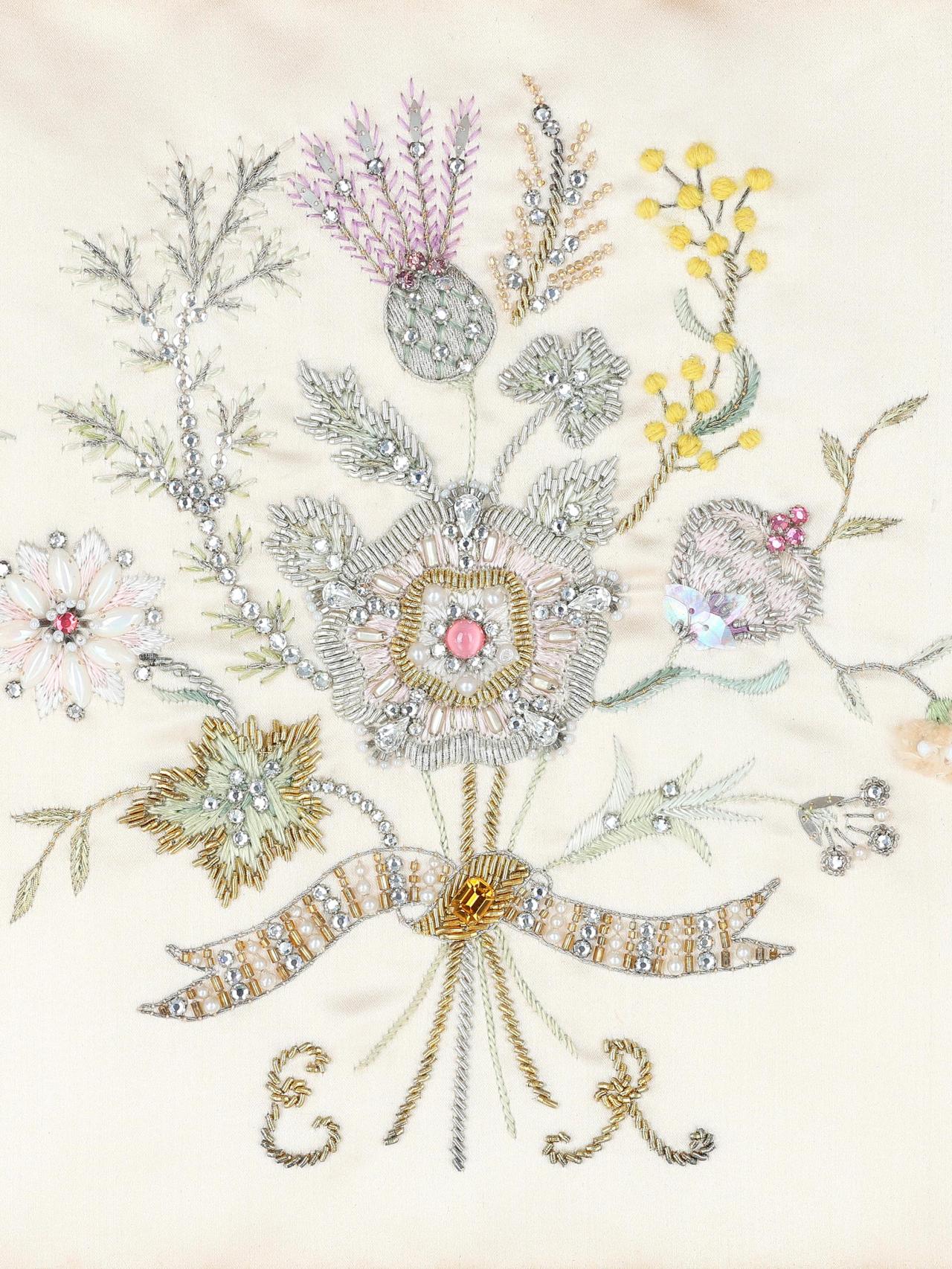Muestra de bordado del vestido de coronación de la reina Isabel II.