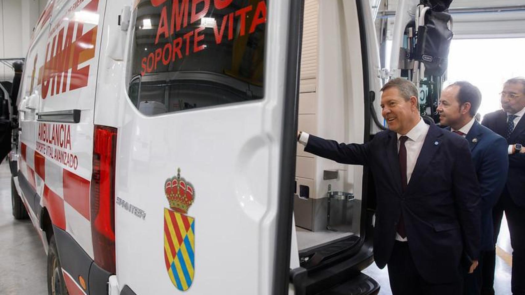Emiliano García-Page durante su visita a la empresa Tecnove en Herencia (Ciudad Real).