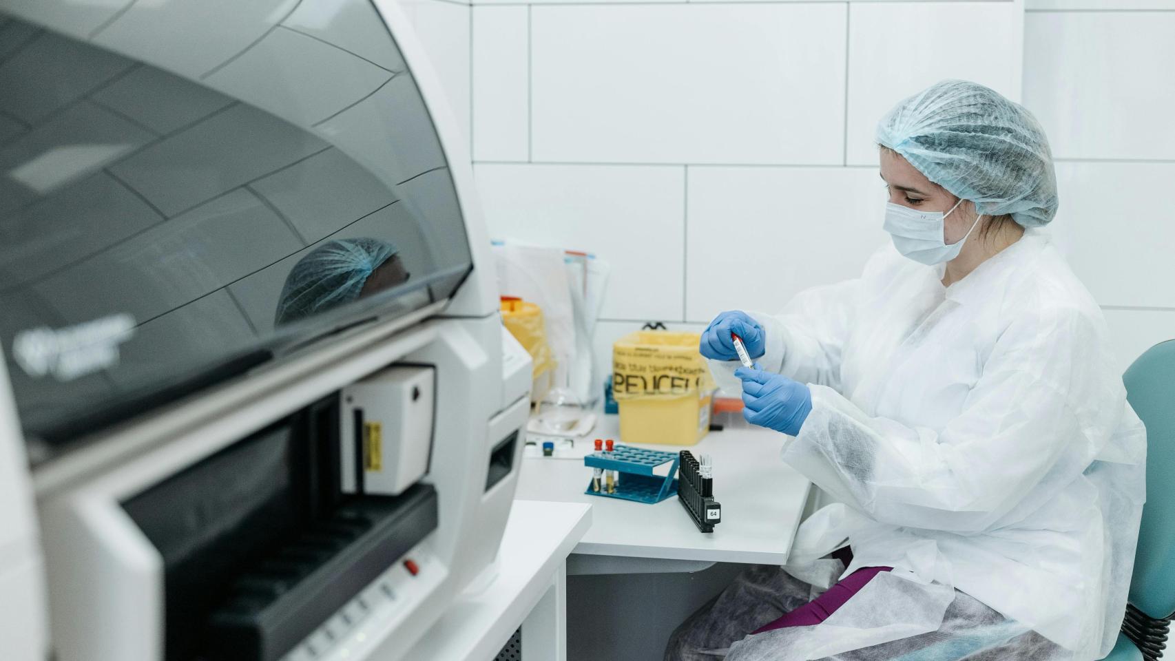 Una investigadora observando diferentes muestras en un laboratorio. Foto: Pavel Danilyuk / Pexels