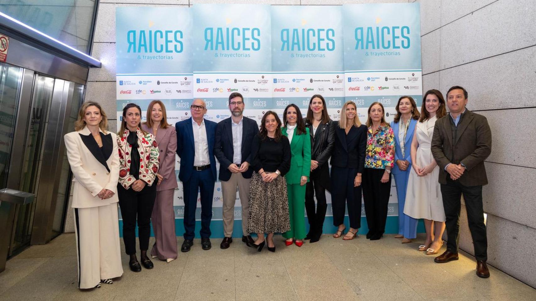 Foto de familia de las participantes y representantes institucionales en Raíces y Trayectorias durante su celebración en A Coruña