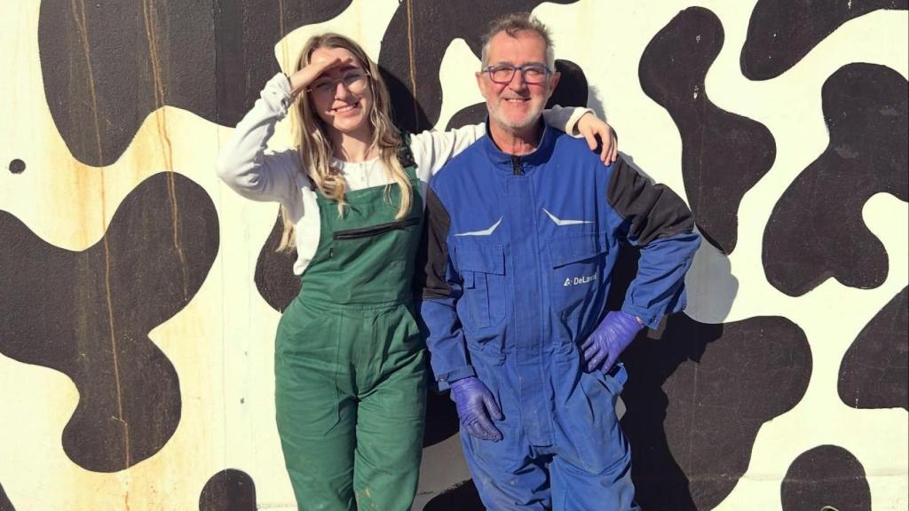 José María junto a su hija en la explotación lechera.