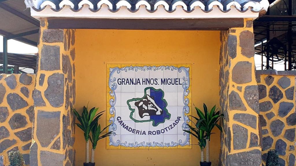 Letrero de la Granja Hermanos Miguel.