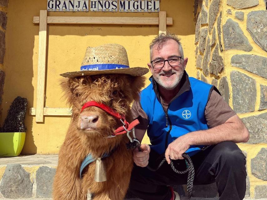 José María y una de sus vacas Highland.