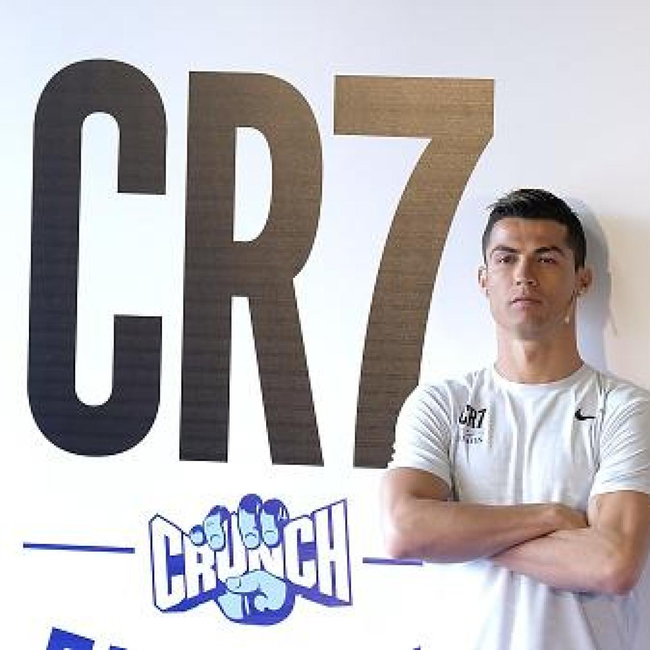 Cristiano, posando junto a su marca.