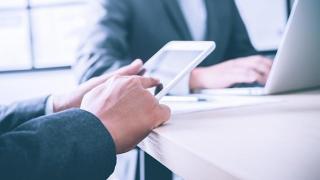 Una tablet con las aplicaciones de las aseguradoras.