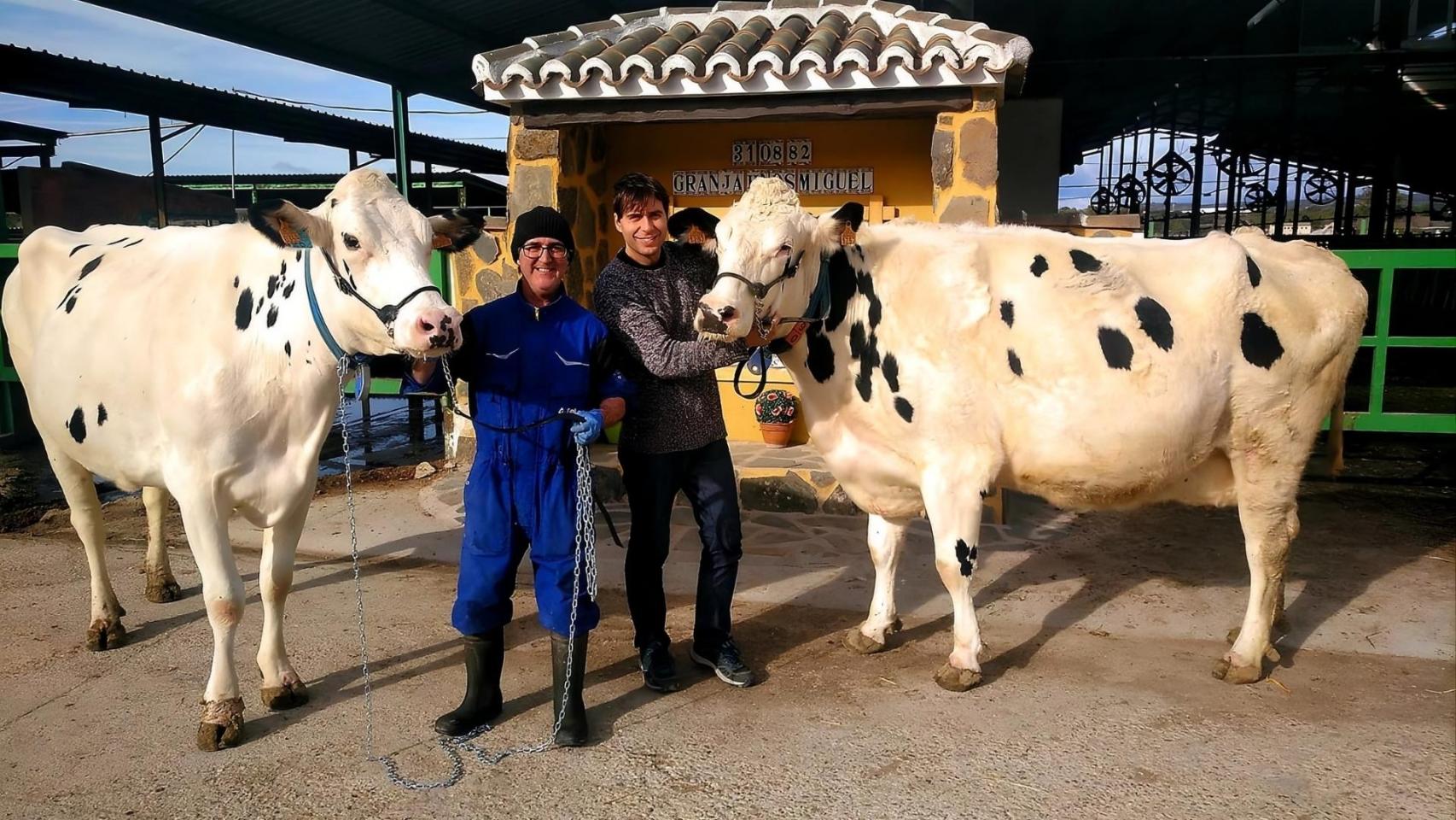 José María mostrando orgulloso dos de sus vacas junto a otro chico.