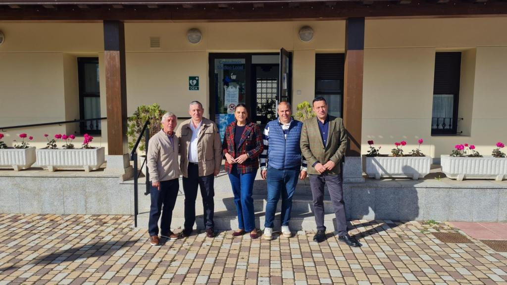 Foto de grupo junto al presidente de la Diputación, Javier Fáundez en Venialbo (Zamora).