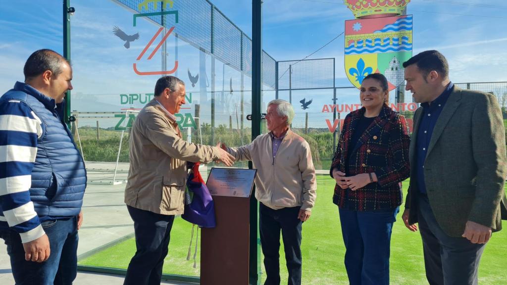 El presidente de la Diputación, Javier Fáundez junto a la corporación municipal de Venialbo en su nueva pista de pádel.