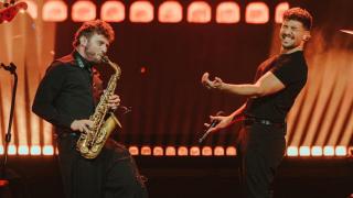 A la izquierda Carlos Sagaste tocando en un concierto junto a Pablo Alborán
