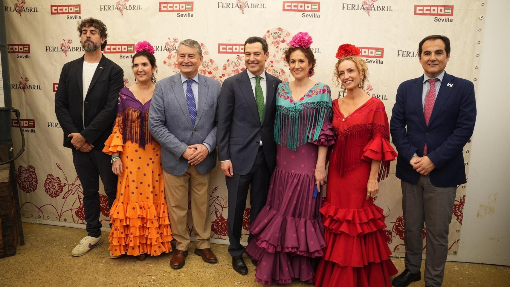 Juanma Moreno, en un encuentro en la Feria de 2025 en la caseta de Comisiones Obreras