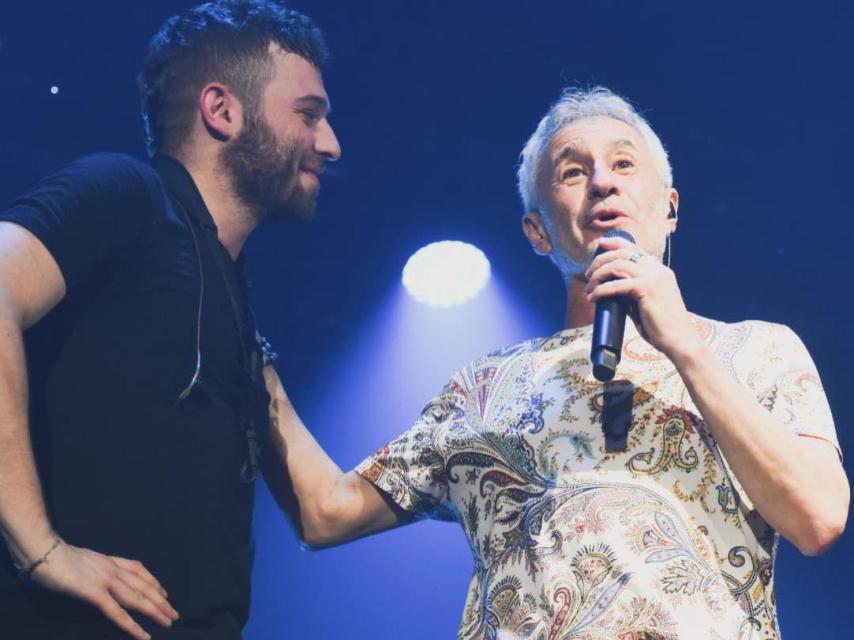Carlos junto a Sergio Dalma en un concierto