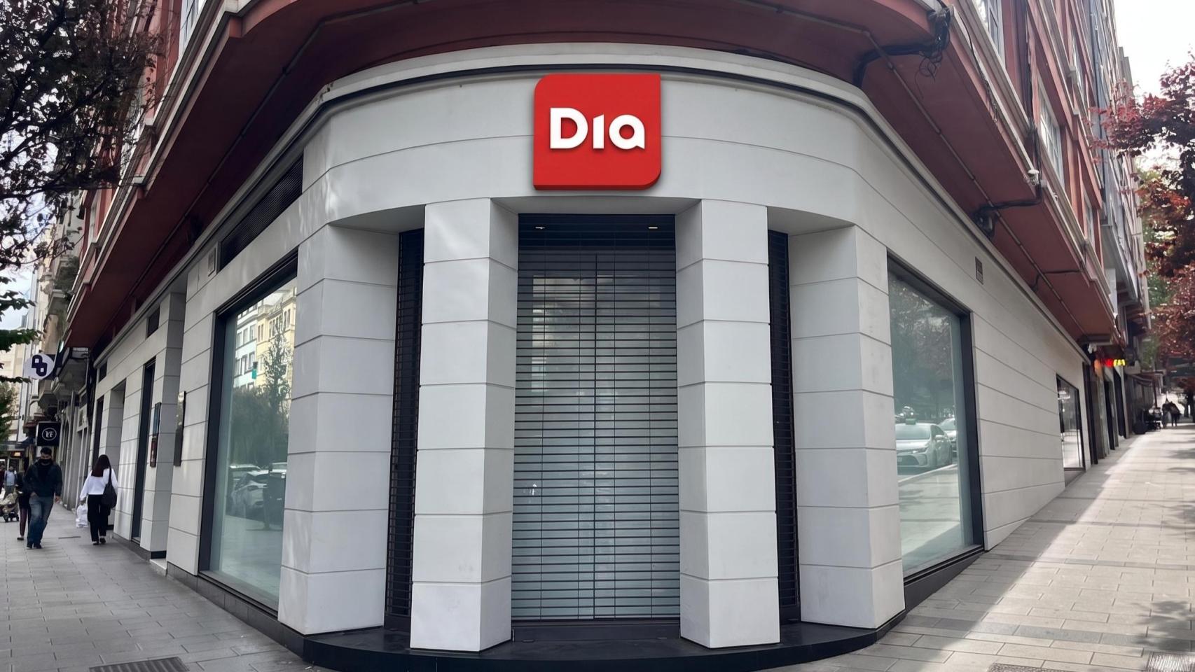 Fotomontaje de la primera tienda de Zara en A Coruña con el distintivo de un supermercado Dia