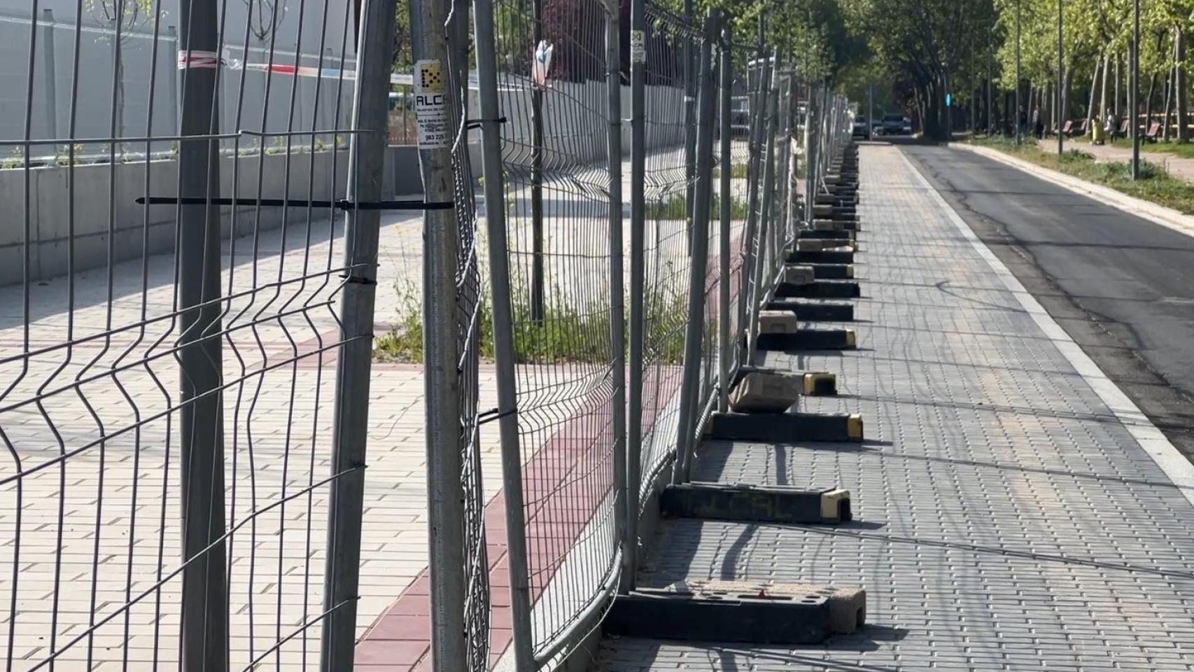 Imagen de las polémicas vallas en el Paseo del Cauce.