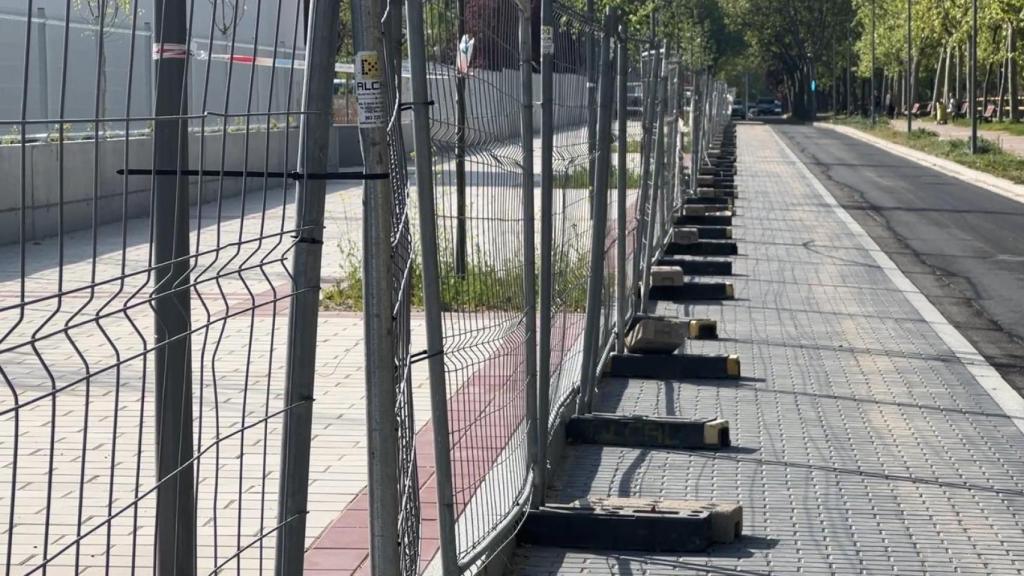 Imagen de las polémicas vallas en el Paseo del Cauce.