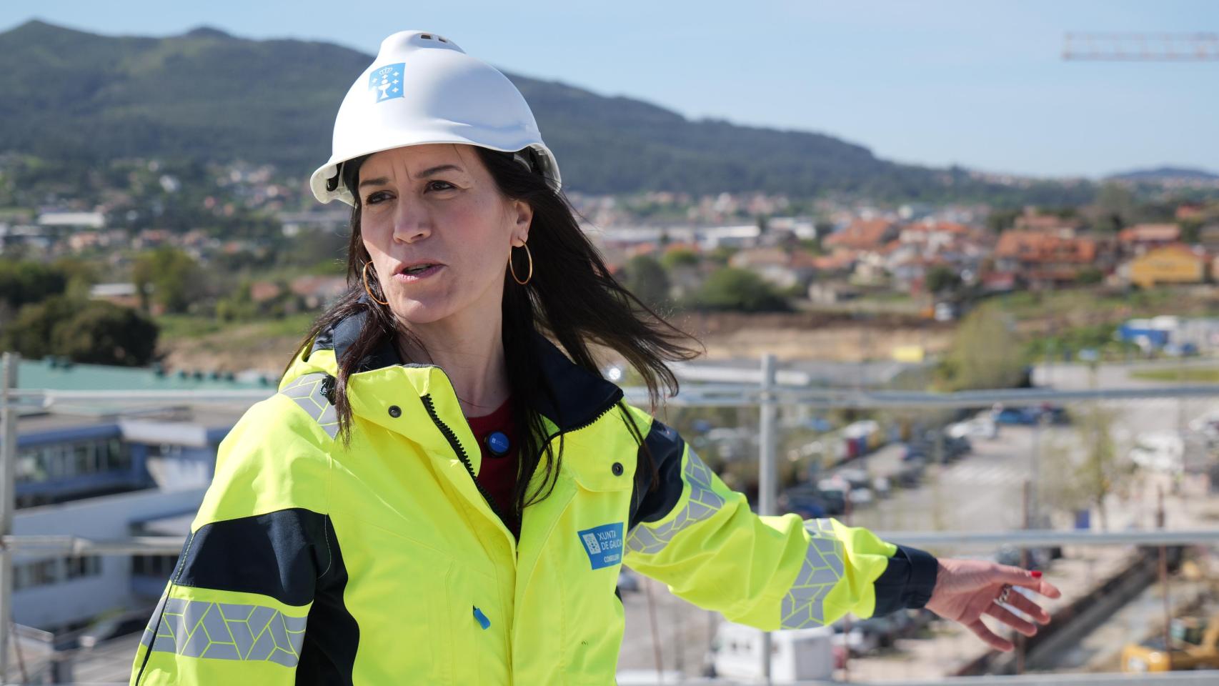 La conselleira de Vivenda, María M. Allegue, en las obras de la Xunta en Navia