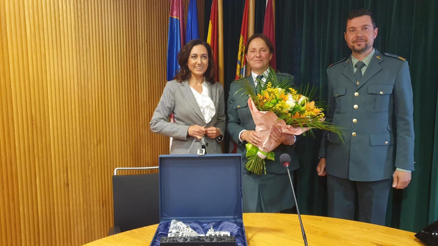La despedida de Trini, en el centro de la imagen con un ramo de flores, tras 36 años de dedicación a la Guardia Civil..