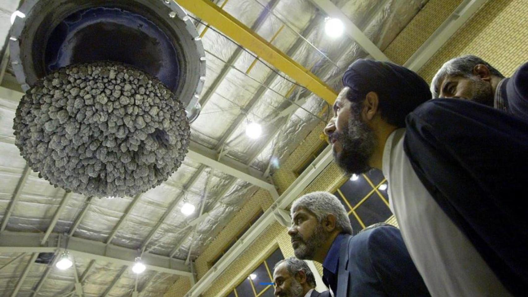 Imagen de archivo de varios diputados iraníes inspeccionando elementos de la central nuclear de la ciudad de Isfahan (Irán).
