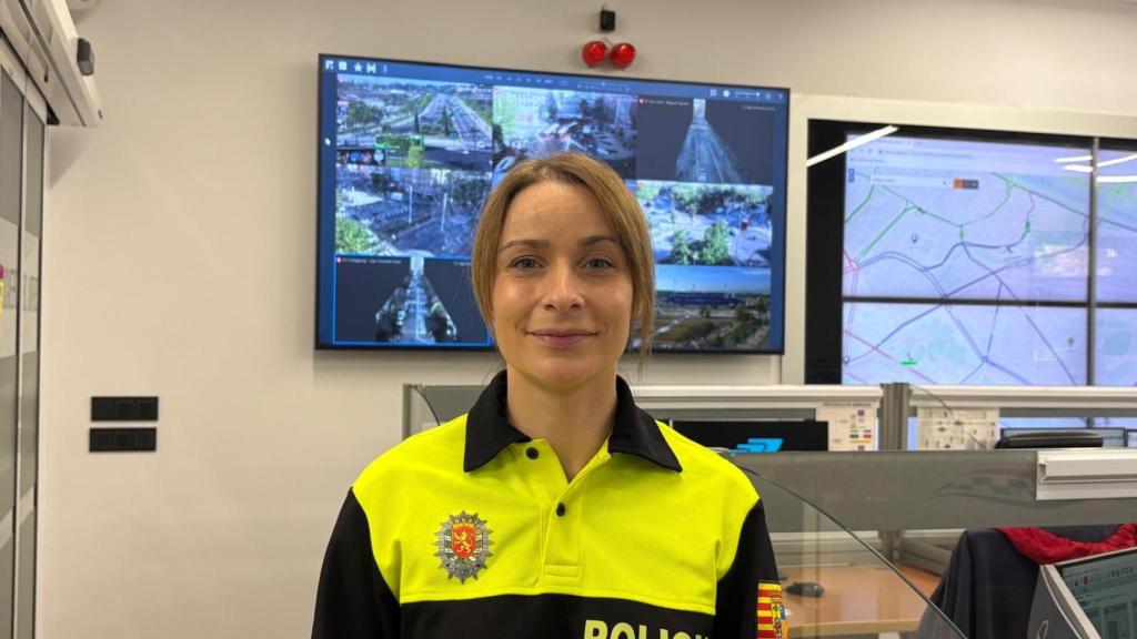 Beatriz Molina en la emisora del 092 de la Policía Local de Zaragoza